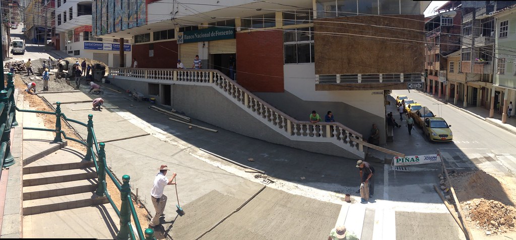 Trabajos de fundición de concreto en la Calle García Moreno